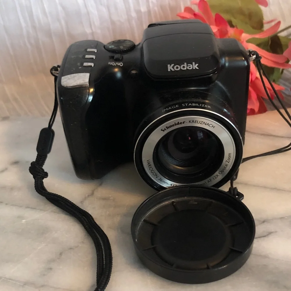 KODAK DIGITAL 35 MM EASY SHARE camera zoom lens 4.0 MPX built flash & guide book